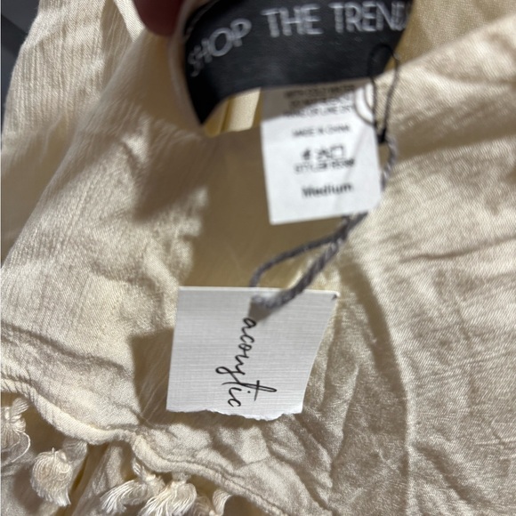 NWT cream shorts romper with tassels - cute back - Picture 3 of 10